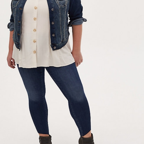 🎉HOST PICK🎉 Torrid High Rise Skinny Jean w/ Step Hem (10) - Picture 3 of 8